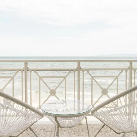 Manda Ray Seafront Endless Blue View Апартаменты
