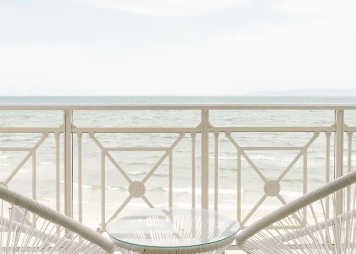 Manda Ray Seafront Endless Blue View 公寓